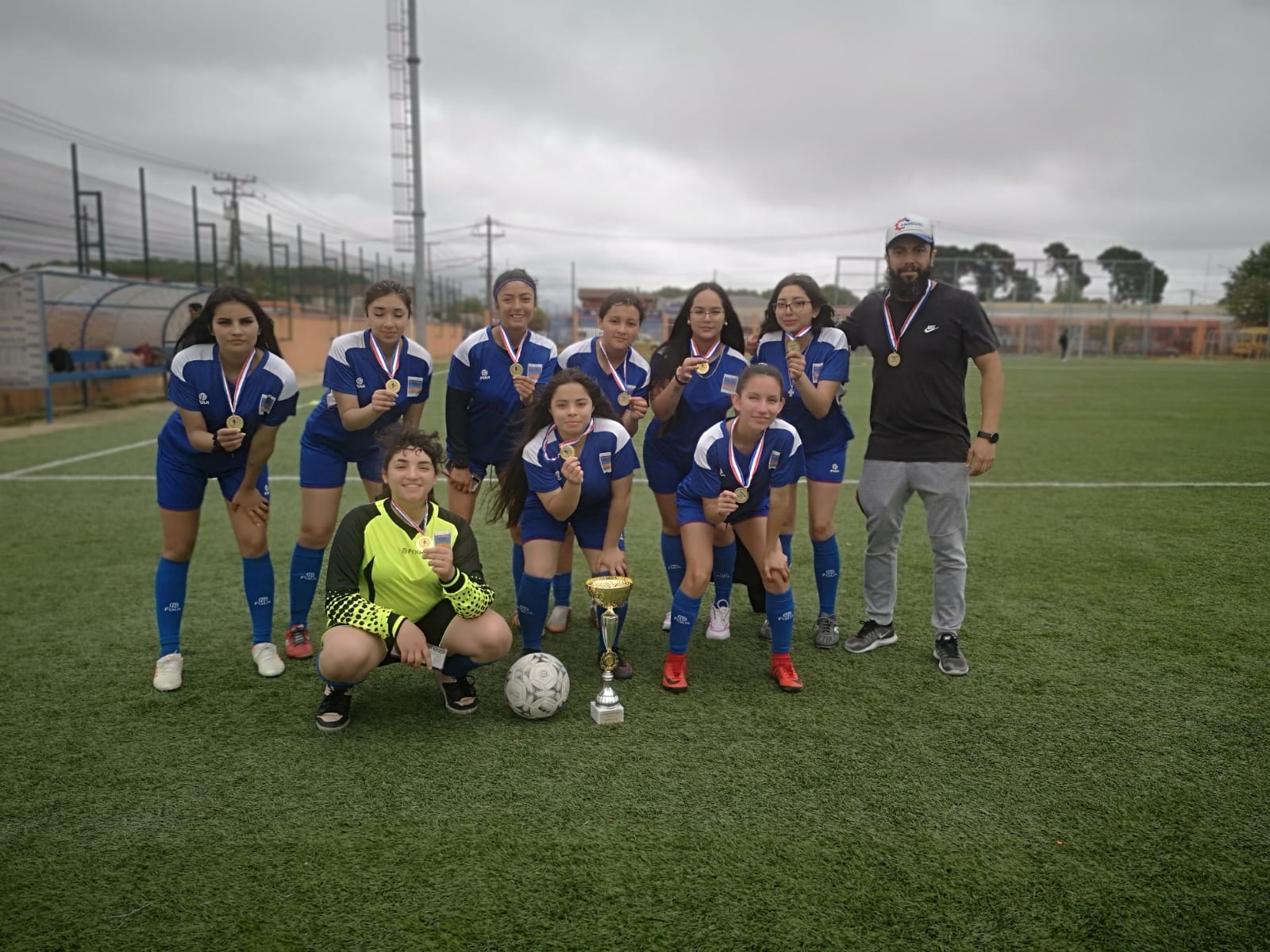 Colegio Amanecer de Coronel campeón en torneo de futbol femenino